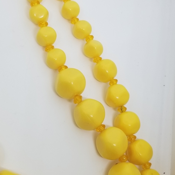 VINTAGE MID CENTURY MODERN BUTTERSCOTCH YELLOW ACRYLIC BEAD LAYERED NECKLACE - Picture 5 of 8